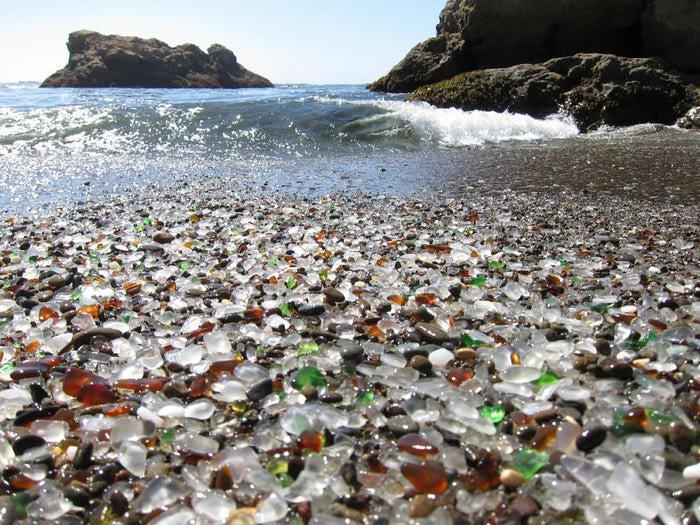 Пляж из стекла: некогда мусор теперь — удивительный стекляный пляж